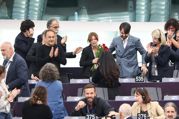 Ilaria Salist ünneplik a mentelmi jogának kiadásáról szóló szavazás után az Európai Parlamentben, 2025. október 7-én - korán örültek?