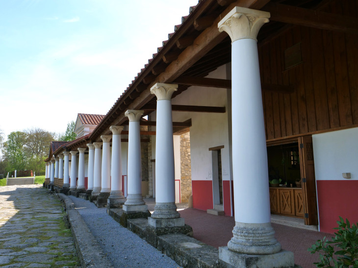 Porticus und Tabernae