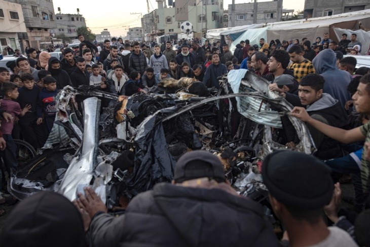 Palesztinok egy izraeli légicsapásban megsemmisült autót vizsgálnak a Gázai övezet déli részén lévő rafahi menekülttáborban, 2024. február 7-én. A palesztin egészségügyi minisztérium és az Izraeli Védelmi Erők (IDF) adatai szerint több mint 27 500 palesztin és több mint 1300 izraeli halt meg azóta, hogy a Hamász fegyveresei 2023. október 7-én a Gázai övezetből támadást indítottak Izrael ellen, és az izraeli erők ezt követően hadműveleteket indítottak a Gázai övezetben és Ciszjordániában. Fotó: EPA / Haitham Imad