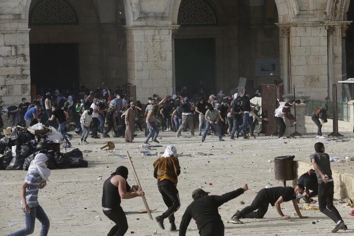 Palesztin tüntetők és rendőrök összecsapása a jeruzsálemi Al-Aksza mecsetnél 2021. május 10-én. (Fotó: MTI/AP/Mahmoud Illean)