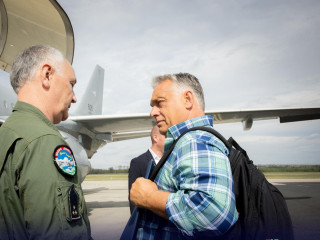 A nap képe – Ilyen szerkóban készül villámlátogatásra Orbán Viktor