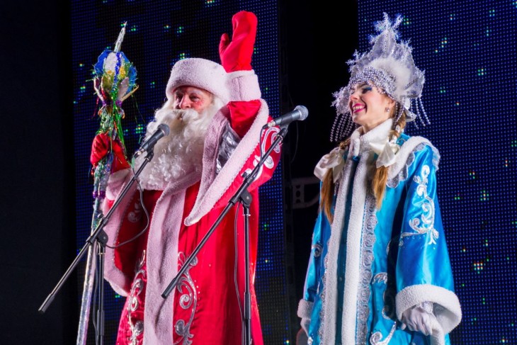 Mintha semmi nem történt volna. Az orosz Télapónak, azaz Fagy Apónak (Gyed Maroz) és segítőjének, Hópelyhecskének (Sznyegurocska) öltözött fellépők az orosz ellenőrzés alatt álló kelet-ukrajnai Luhanszkban tartott karácsonyi ünnepségen 2022. december 23-án. Fotó: MTI/AP