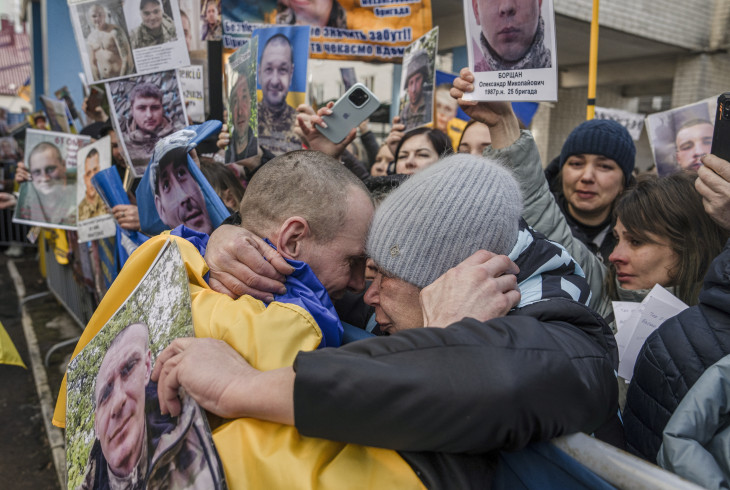 Hozzátartozók várják az orosz hadifogságból szabadult ukrán katonákat &ndash; ők túlélték a háborút 