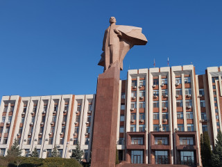 Itt még szárnyal Lenin