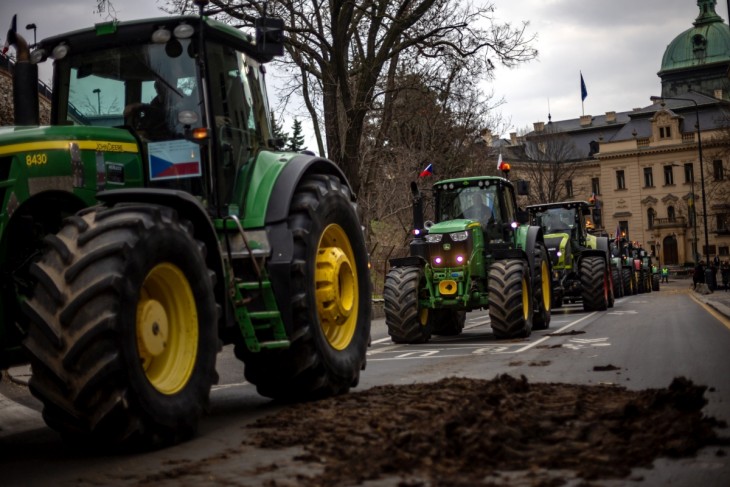 Tüntető gazdák traktorjaikkal Prága belvárosában 2024. március 7-én. A cseh gazdák többek között azt követelik, hogy a nemzeti támogatásokat állítsák vissza a 2022-es szintre, csökkentsék a mezőgazdasági földterületek ingatlanadóját és hogy korlátozzák a mezőgazdasági áruk importját harmadik országokból. Fotó: MTI/EPA/Martin Divisek