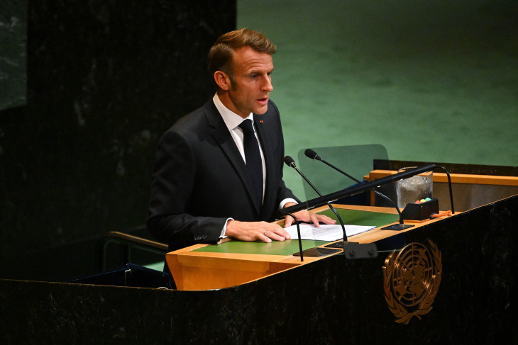 Emmanuel Macron felszólal a Franciaország és Szaúd-Arábia által kezdeményezett közel-keleti csúcstalálkozón, az ENSZ-közgyűlés 80. ülésszakán 2025. szeptember 22-én