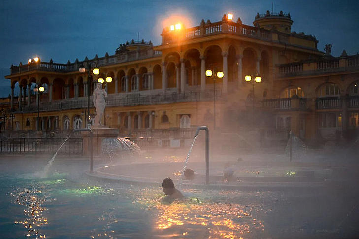 A külföldiek kedvenc fürdőjét, a Széchenyi Gyógyfürdőt különösen erősen érintette a turizmus leállása (Fotó: MTI/Kovács Tamás)