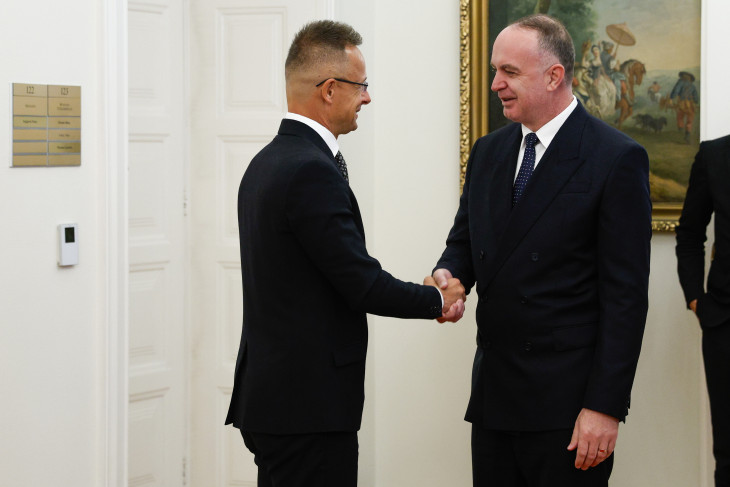 Szijjártó Péter a montenegrói miniszterelnök-helyettessel, Nik Gjeloshajjal ráz kezet