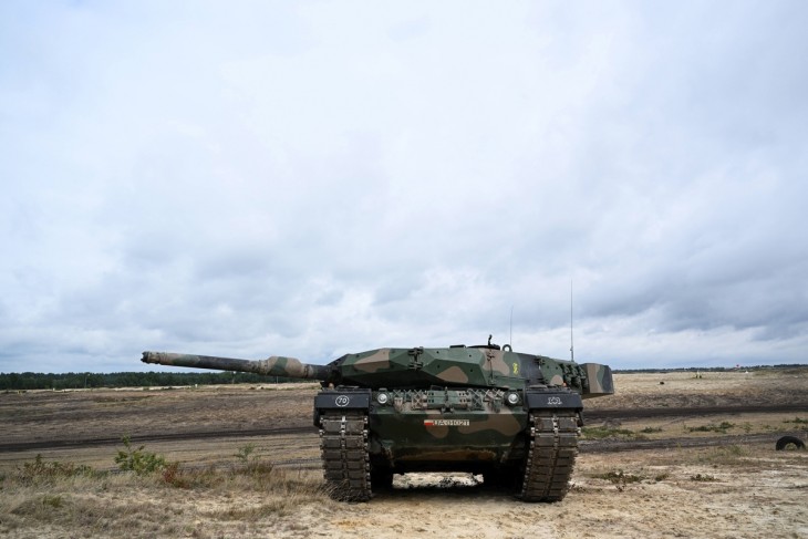 A képen szereplő Leopard 2 éppen lengyel, de a hollandok is ilyet küldenek. Fotó: EPA/Darek Delmanowicz