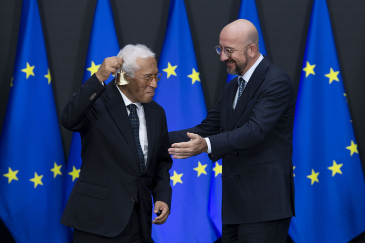 António Costa, az uniós tagállamok vezetőit tömörítő Európai Tanács megválasztott új elnöke (b) és Charles Michel, a tanács leköszönő elnöke az átadási ünnepségen Brüsszelben 2024. november 29-én. 