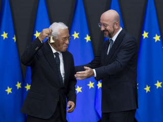 António Costa, az uniós tagállamok vezetőit tömörítő Európai Tanács megválasztott új elnöke (b) és Charles Michel, a tanács leköszönő elnöke az átadási ünnepségen Brüsszelben 2024. november 29-én. 
