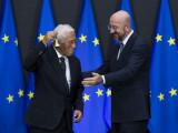 António Costa, az uniós tagállamok vezetőit tömörítő Európai Tanács megválasztott új elnöke (b) és Charles Michel, a tanács leköszönő elnöke az átadási ünnepségen Brüsszelben 2024. november 29-én. 