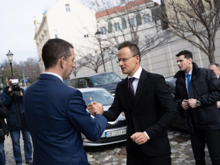 A magyar külügyminiszter, Szijjártó Péter üdvözli szerb kollégáját, Marko Duricsot