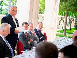 Nem engedhetjük meg a felelőtlenség, a széthúzás és a gyengeség luxusát - mondta Orbán Viktor