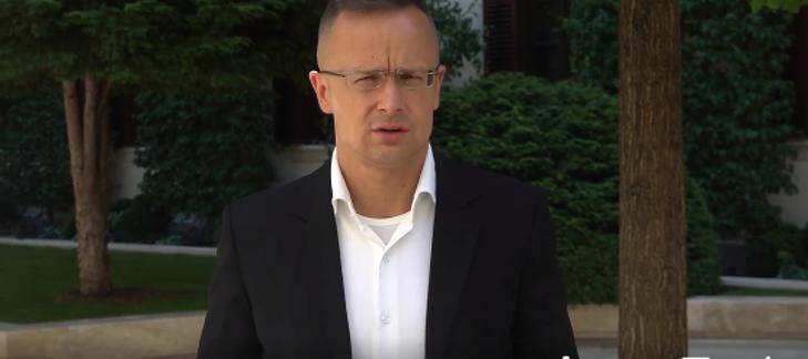Szijjártó Péter stratégiai nyugalmat sugároz, hiába bombázzák az oroszok Kijevet