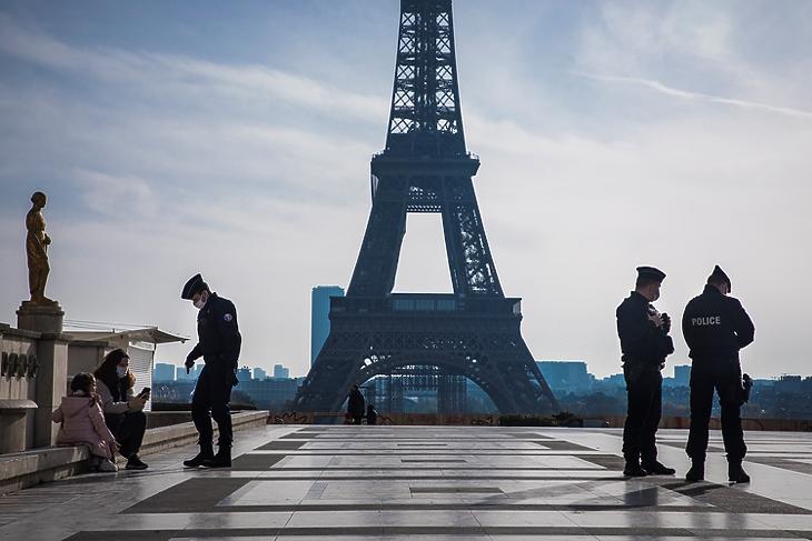 Rendőrök járőröznek a karantén alá vont Párizsban 2020. november hetedikén. EPA/CHRISTOPHE PETIT TESSON