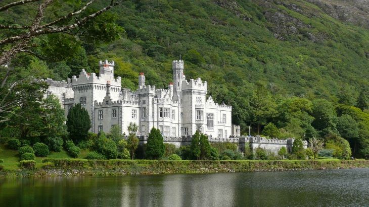 A Kylemore apátság is egy gyöngyszem. Rajta kívül több szép vár és kastély is felfedezhető. Fotó: pixabay