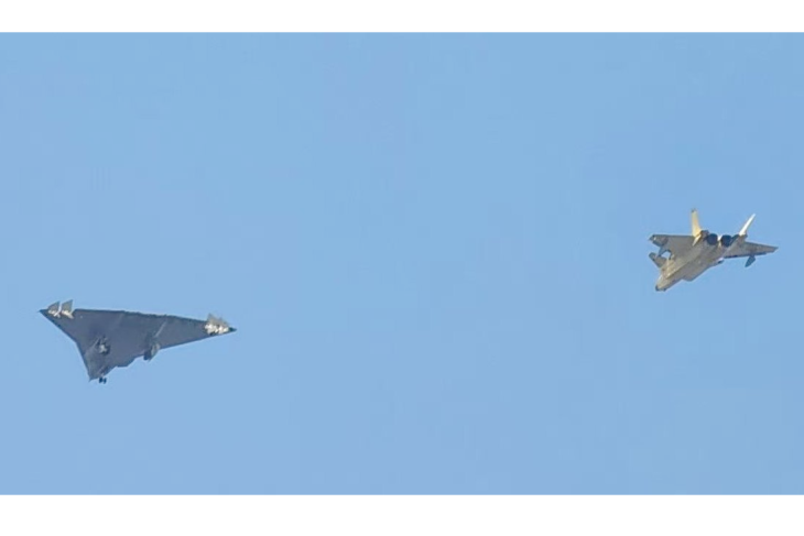 A J-36 és kísérője, egy J-20. Látványosan különböző elvek alapján tervezték őket.