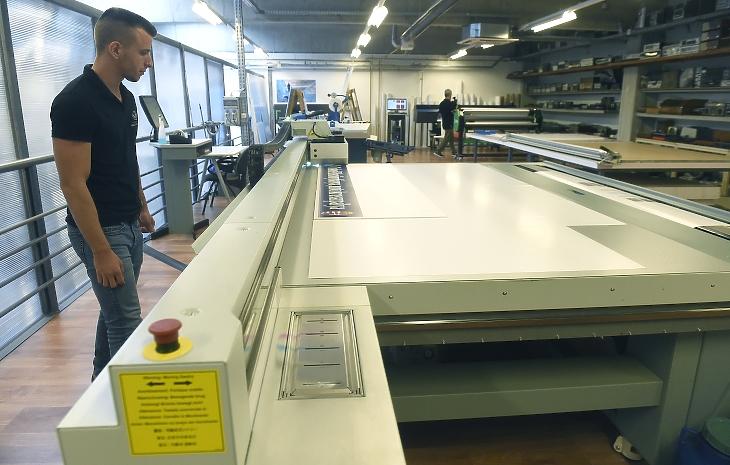Digitális nyomtatógép a Spori Print Vincze Nyomdában Esztergomban. A társaság is részt vett a bértámogatási programban. Fotó:  MTI/Bruzák Noémi