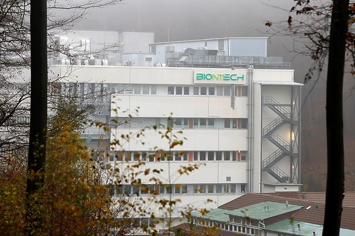 Készen állnak a kiszállításra: a BioNTech egyik épülete a németországi Marburgban. EPA/RONALD WITTEK 