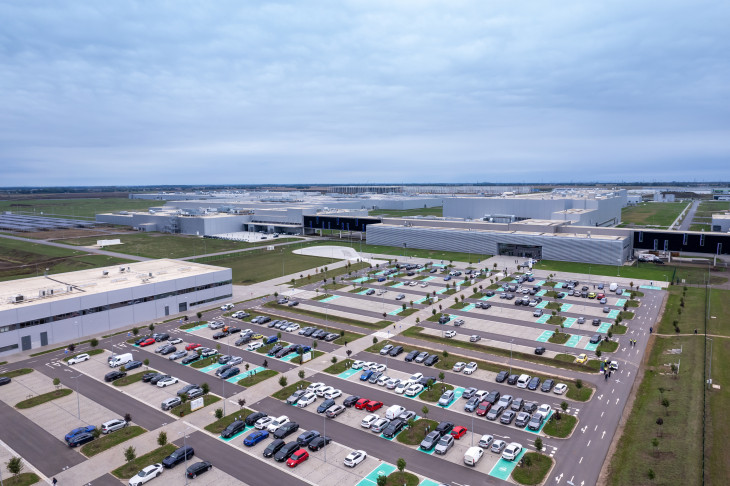 . A drónnal készült képen a BMW Group debreceni gyára a hivatalos megnyitó napján, 2025. szeptember 26-án