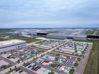 . A drónnal készült képen a BMW Group debreceni gyára a hivatalos megnyitó napján, 2025. szeptember 26-án