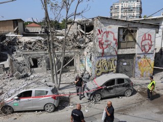 Lerombolt épület Tel-Avivban a Hamász rakétatámadása után 2023. október 8-án. Fotó: EPA/ABIR SULTAN 