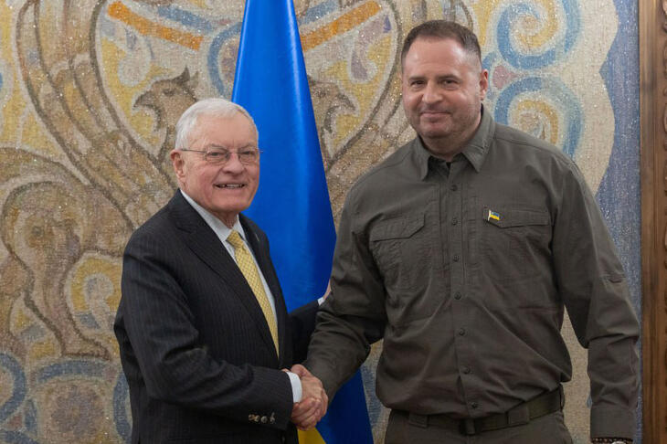 Az amerikai különmegbízott, Keith Kellogg kezet ráz az ukrán elnöki hivatal vezetőjével, Andrij Jermakkal, még januárban