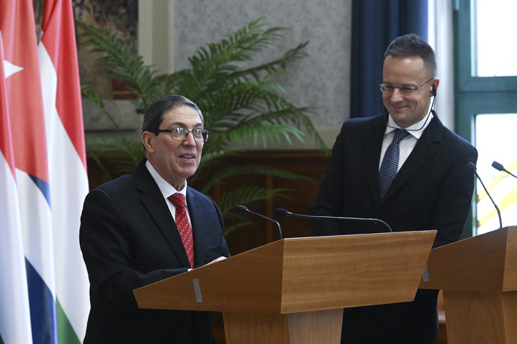 Beugrott tapasztalatokat cserélni? Szijjártó Péter külgazdasági és külügyminiszter és Bruno Rodríguez Parrilla kubai külügyminiszter (b) közös sajtótájékoztatót tart a megbeszélésüket követően a Külgazdasági és Külügyminisztériumban 2024. október 25-én