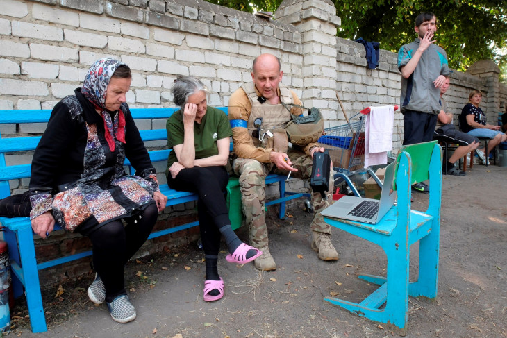 Ukrán katona az oroszországi Szudzsában orosz civilek között 