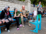 Ukrán katona az oroszországi Szudzsában orosz civilek között 