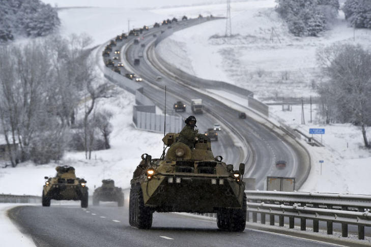 Orosz páncélozott járművekből álló konvoj halad egy autópályán (Fotó: MTI/AP)