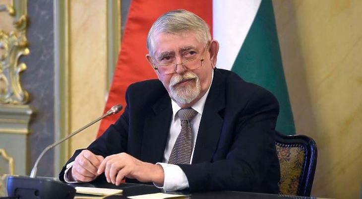 Kásler Miklós humánminiszer plusz ágyakat kér a kórházaktól. Fotó: mti