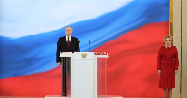 Putyin már elnöki esküjével is népe és a világ szemébe nevetett