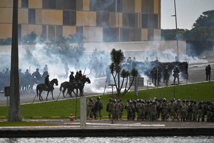 Rendfenntartók és tüntetők összecsapása az elnöki palota előtt Brazíliavárosban 2023. január 8-án. Fotó: EPA/ANDRE BORGES