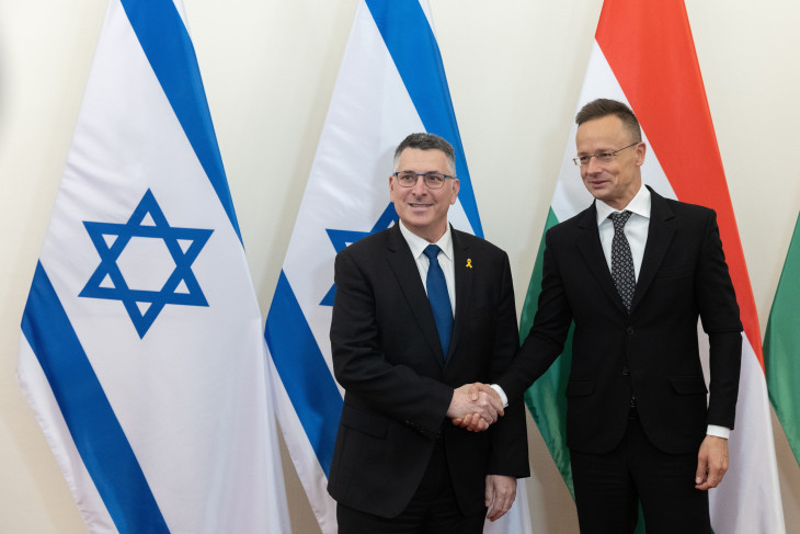 Szijjártó Péter külügyminiszter kezet ráz izraeli kollégájával, Gideon Szaárral