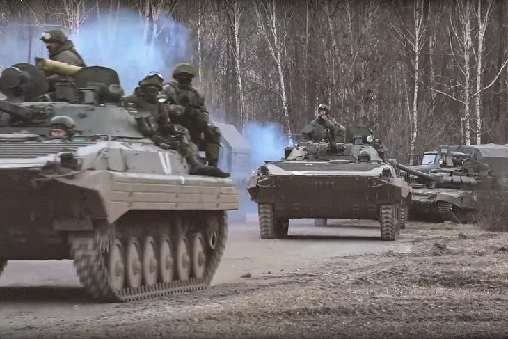 Orosz harcjárművek egy Kijev közeli úton 2022. március 7-én. Fotó: EPA/RUSSIAN DEFENCE MINISTRY