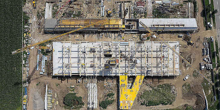 A tavaly augusztusi fotón még nem a gyár látható, hanem az innovációs központ építése. Fotó: Facebook/Bordstúdió