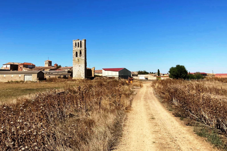 A megrepedt tornyú templom Tamariz de Camposban 