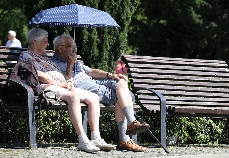 Belengette a kormány: pluszpénzt kapnak a nyugdíjasok