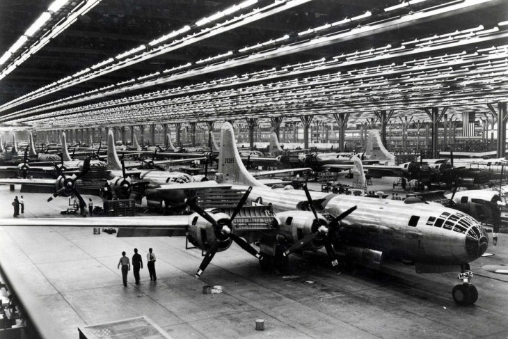 B-29-es nehézbombázók a gyártósoron. Személyautót viszont keveset gyártottak a második világháború éveiben az Egyesült Államokban. Fotó: Wikimedia