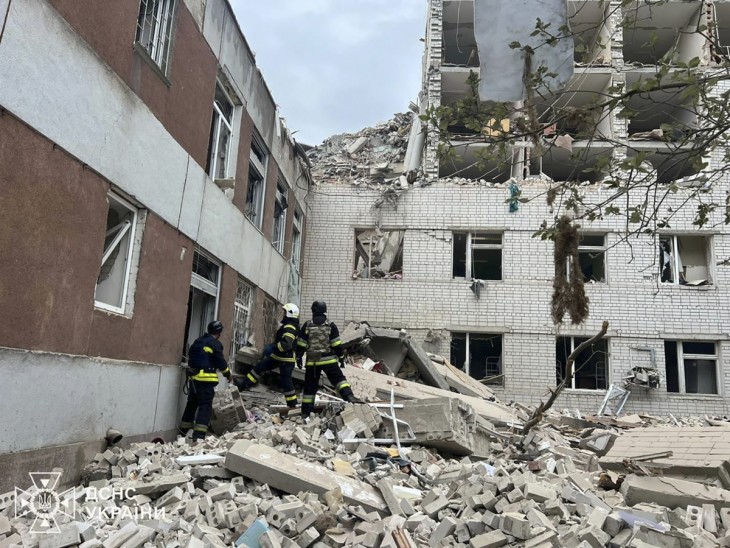 Az Ukrán Állami Készenléti Szolgálat által kiadott képen mentők dolgoznak egy rakétacsapás helyszínén az ukrajnai Csernyihiv városában, 2024. április 17-én. Legalább 13 ember meghalt, és több mint 60-an megsebesültek. A Kijevtől északra fekvő Csernyihivben a reggeli rakétatámadás következtében civil épületek rongálódtak meg, egyebek mellett egy kórház és több lakóépület. 