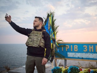 Volodimir Zelenszkij ukrán elnök a Fekete-tengerben fekvő Kígyó-szigeten 2023. július 6-án, ahol a sziget védelme közben elesett ukrán katonákra emlékezett. Az ukrán erők egyre több kárt okoznak a tengeren az oroszoknak. Fotó: EPA/PRESIDENTIAL PRESS SERVICE