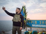 El presidente de Ucrania, Volodymyr Zelensky, en la Isla de las Serpientes en el Mar Negro el 6 de julio de 2023, rindiendo homenaje a los soldados ucranianos que murieron defendiendo la isla.  Las fuerzas ucranianas están causando cada vez más daños a los rusos en el mar.  Foto: EPA/Servicio de Prensa Presidencial
