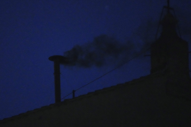 A pápa megválasztását célzó első szavazás eredménytelenségét jelezve fekete színű füst száll fel a Sixtus-kápolna kéményéből a konklávé első szavazása után 2025. május 7-én. A pápaválasztásra jogosult bíborosok a vatikáni Sixtus-kápolnában ezen a napon kezdték meg konklávéjukat, amelyen zárt ajtók mögött megválasztják az április 21-én, 88 éves korában elhunyt Ferenc pápa utódját. 