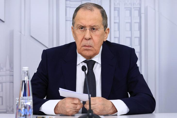 Szergej Lavrov orosz külügyminiszter egy korábbi sajtóértekezleten. Még mindig ragaszkodik hozzá, hogy ez nem háború. Fotó: MTI/AP/Az orosz külügyminisztérium sajtószolgálata