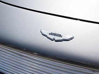 Aston Martin szalon nyílik az M3-as autópálya mellett
