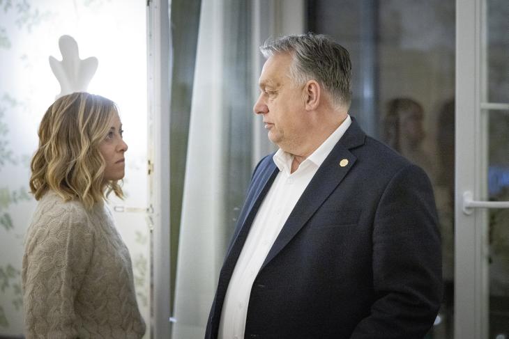 Orbán Viktor miniszterelnök és Giorgia Meloni olasz kormányfő megbeszélése Brüsszelben idén januárban –  Meloni nyugodt lehet, Orbán Viktor kevésbé