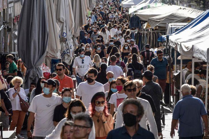 Emberek az újranyitott Naviglio Grande melletti piacon Milánóban 2020. augusztus 30-án. EPA/MATTEO CORNER