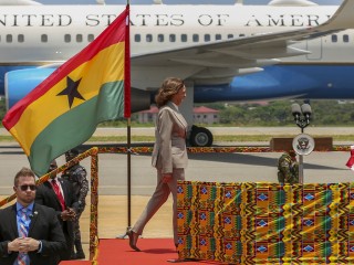 Kamala Harris, az USA alelnöke Ghánába érkezett. Fotó: MTI / AP / Misper Apawu 